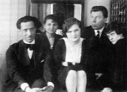 W gościnnej ,,Pawlasówce''. Od lewej: M. Ruzamski, Z. Bochniakówna, Z. Biedrońska, dr. E. Pawlas, Chruścielówna